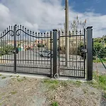 Holiday home Charming One-floor With Garden, Car Parking