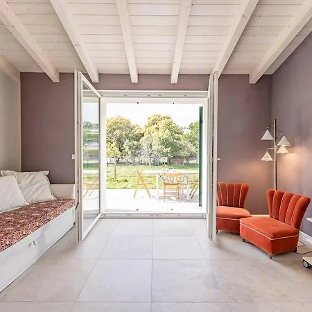 Charming One-floor With Garden, Car Parking Feriehus
