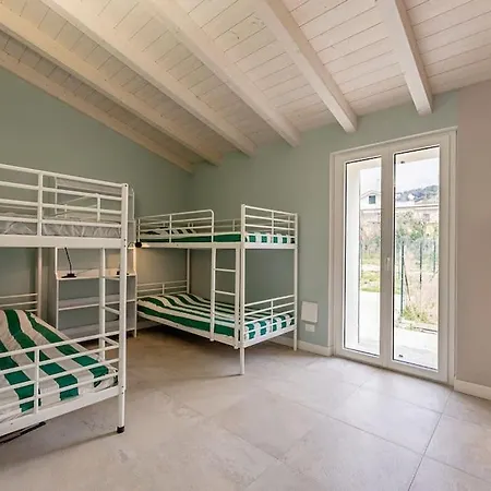 Charming One-floor With Garden, Car Parking 펜션