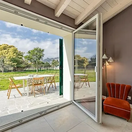 Charming One-floor With Garden, Car Parking 펜션 *