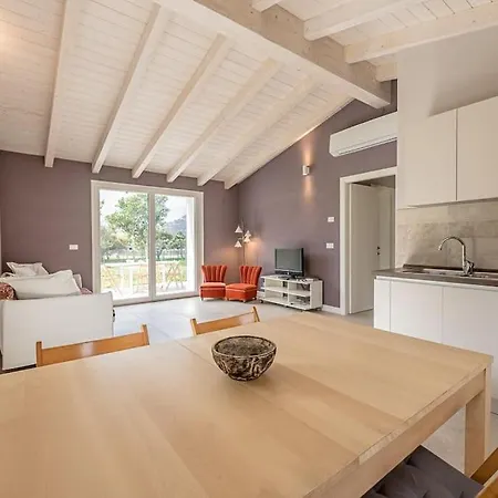 Charming One-floor With Garden, Car Parking Feriehus