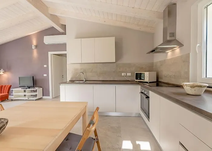 Charming One-floor With Garden, Car Parking 펜션 *